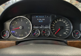 Подержанный автомобиль Volkswagen Touareg 2007 года (15 фото)