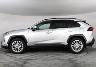 Подержанный автомобиль Toyota RAV4 2021 года (8 фото)