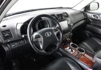 Подержанный автомобиль Toyota Highlander 2011 года (7 фото)