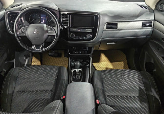 Подержанный автомобиль Mitsubishi Outlander 2018 года (10 фото)