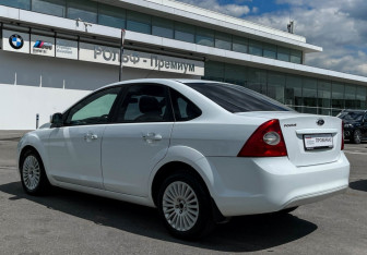 Подержанный автомобиль Ford Focus Sedan 2010 года (7 фото)