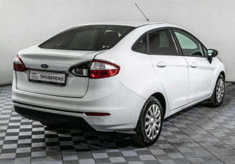 Подержанный автомобиль Ford Fiesta Sedan 2015 года (5 фото)