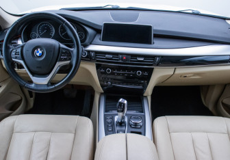 Подержанный автомобиль BMW X5 2015 года (13 фото)