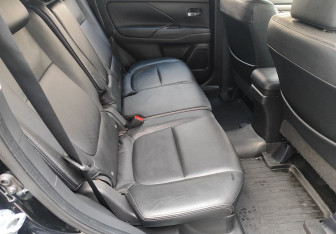 Подержанный автомобиль Mitsubishi Outlander 2015 года (11 фото)