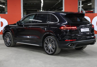 Подержанный автомобиль Porsche Cayenne 2015 года (7 фото)