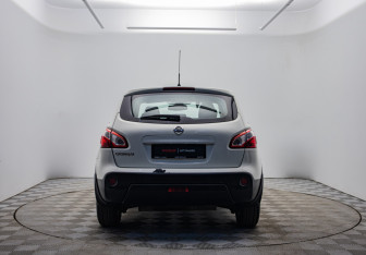 Подержанный автомобиль Nissan Qashqai 2011 года (6 фото)