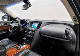 Подержанный автомобиль Infiniti QX70 2013 года (11 фото)