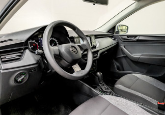 Подержанный автомобиль Skoda Rapid Liftback 2021 года (17 фото)