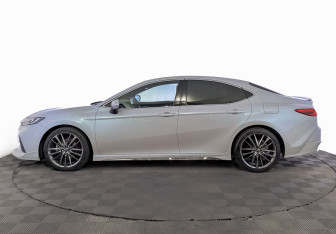 Подержанный автомобиль Toyota Camry Sedan 2024 года (8 фото)