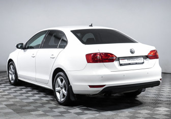 Подержанный автомобиль Volkswagen Jetta Sedan 2013 года (7 фото)