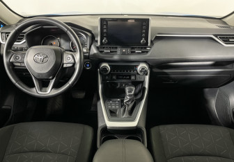 Подержанный автомобиль Toyota RAV4 2020 года (12 фото)
