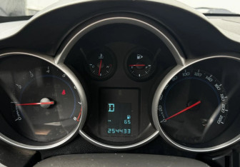 Подержанный автомобиль Chevrolet Cruze Sedan 2012 года (12 фото)