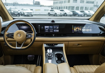 Подержанный автомобиль Voyah Dream 2023 года (13 фото)