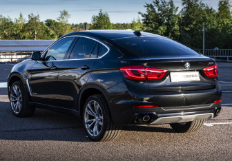 Подержанный автомобиль BMW X6 2015 года (7 фото)