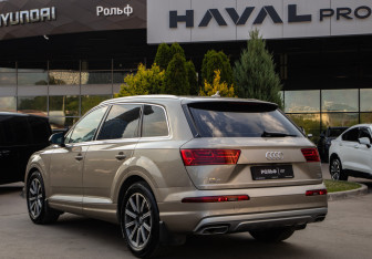 Подержанный автомобиль Audi Q7 2015 года (5 фото)