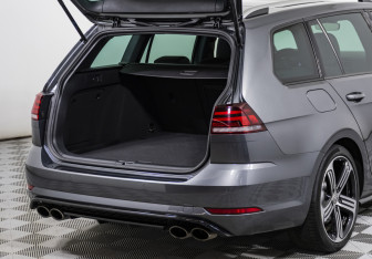 Подержанный автомобиль Volkswagen Golf R Wagon 2018 года (22 фото)
