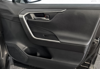 Подержанный автомобиль Toyota RAV4 2020 года (25 фото)