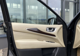 Подержанный автомобиль Infiniti QX60 2017 года (20 фото)