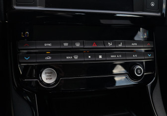 Подержанный автомобиль Jaguar XE 2016 года (17 фото)