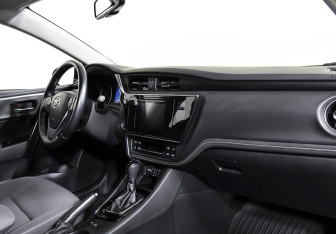 Подержанный автомобиль Toyota Corolla Sedan 2017 года (8 фото)
