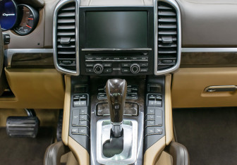 Подержанный автомобиль Porsche Cayenne 2015 года (16 фото)