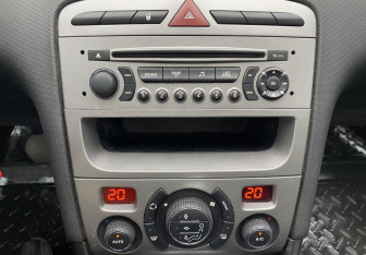 Подержанный автомобиль Peugeot 308 Hatchback 2010 года (12 фото)