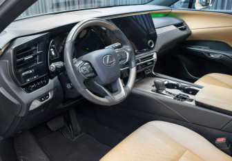 Подержанный автомобиль Lexus RX 2022 года (17 фото)