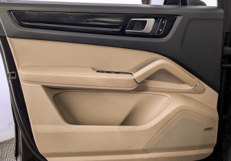 Подержанный автомобиль Porsche Cayenne 2019 года (19 фото)