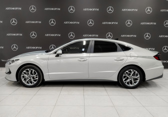 Подержанный автомобиль Hyundai Sonata 2022 года (8 фото)