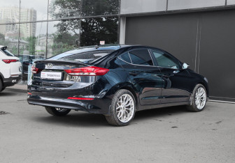 Подержанный автомобиль Hyundai Elantra Sedan 2018 года (4 фото)