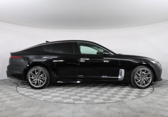 Подержанный автомобиль Kia Stinger 2022 года (4 фото)