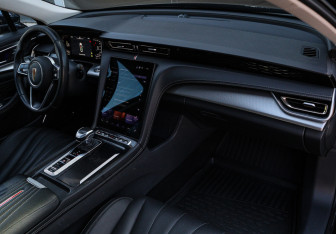 Подержанный автомобиль Hongqi H5 2024 года (7 фото)