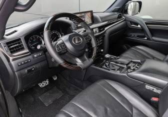 Подержанный автомобиль Lexus LX 2017 года (16 фото)
