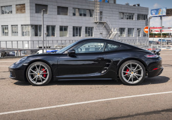 Подержанный автомобиль Porsche Cayman 2018 года (10 фото)
