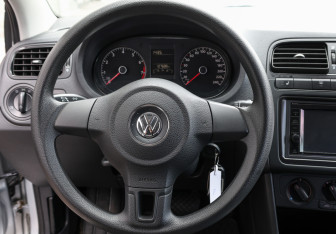 Подержанный автомобиль Volkswagen Polo Sedan 2014 года (17 фото)
