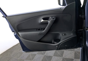 Подержанный автомобиль Volkswagen Polo Sedan 2017 года (19 фото)