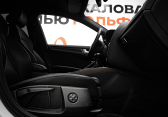 Подержанный автомобиль Audi A4 Sedan 2015 года (25 фото)