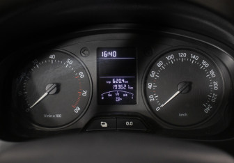 Подержанный автомобиль Skoda Rapid Liftback 2014 года (12 фото)