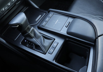 Подержанный автомобиль Lexus ES 2019 года (16 фото)