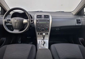 Подержанный автомобиль Toyota Corolla Sedan 2011 года (12 фото)