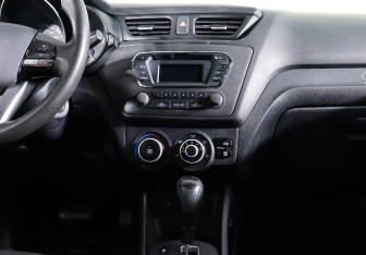 Подержанный автомобиль Kia Rio Hatchback 2012 года (14 фото)