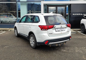 Подержанный автомобиль Mitsubishi Outlander 2017 года (8 фото)