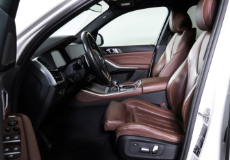 Подержанный автомобиль BMW X5 2020 года (16 фото)