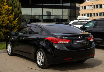 Подержанный автомобиль Hyundai Elantra Sedan 2012 года (5 фото)