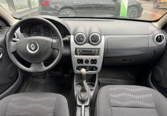 Подержанный автомобиль Renault Sandero 2013 года (9 фото)