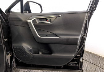 Подержанный автомобиль Toyota RAV4 2020 года (24 фото)