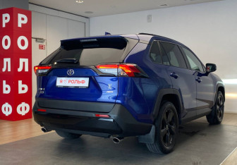 Подержанный автомобиль Toyota RAV4 2021 года (4 фото)
