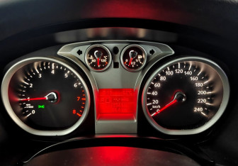 Подержанный автомобиль Ford Focus Sedan 2010 года (12 фото)