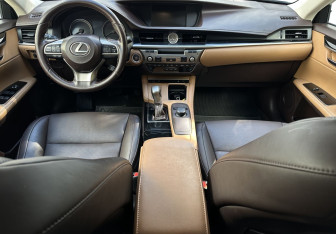 Подержанный автомобиль Lexus ES 2018 года (11 фото)