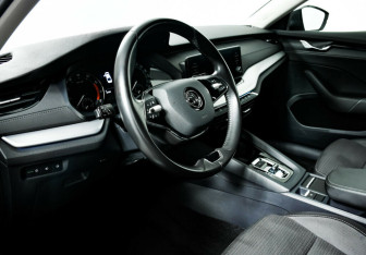 Подержанный автомобиль Skoda Octavia Liftback 2021 года (11 фото)